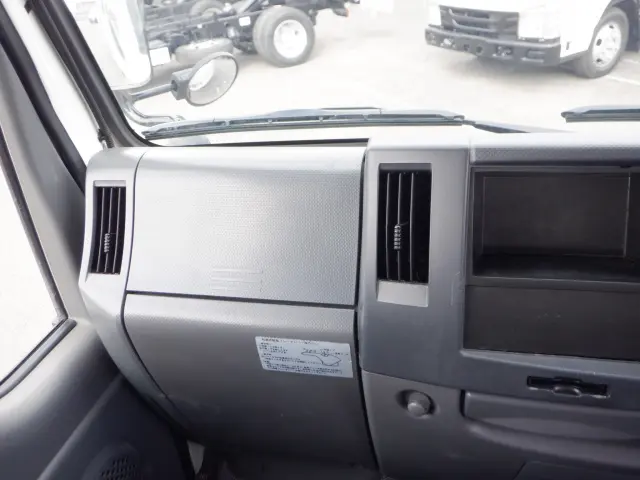 いすゞ エルフ 2RG-NHR88A(2WD)の写真33