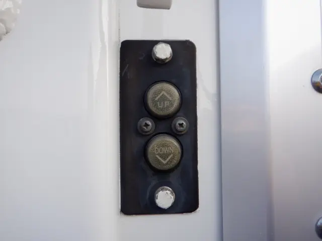 いすゞ エルフ 2RG-NPR88YN(2WD)の写真12