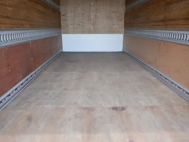 いすゞ エルフ TRG-NMR85AN(2WD)の写真9