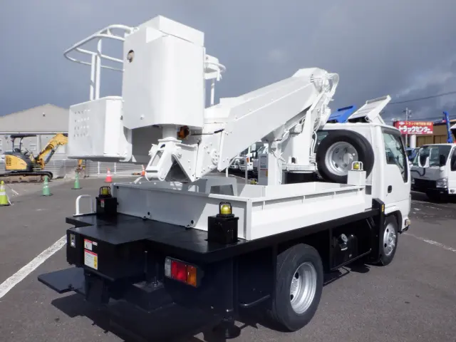 いすゞ エルフ BKG-NKR85N(2WD)の写真2