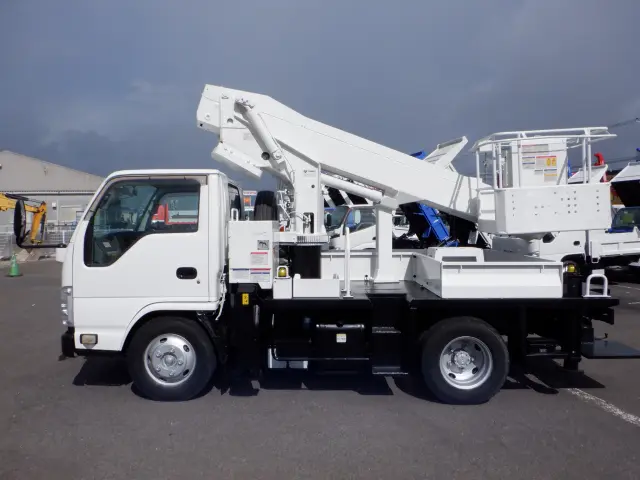 いすゞ エルフ BKG-NKR85N(2WD)の写真7