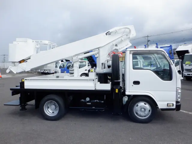 いすゞ エルフ BKG-NKR85N(2WD)の写真8