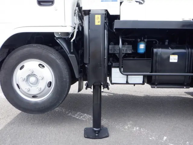 いすゞ エルフ BKG-NKR85N(2WD)の写真9