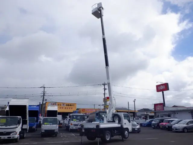 いすゞ エルフ BKG-NKR85N(2WD)の写真13