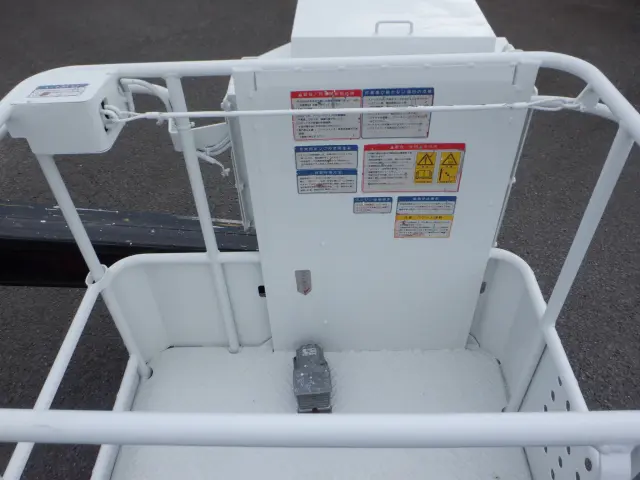 いすゞ エルフ BKG-NKR85N(2WD)の写真17