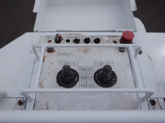 いすゞ エルフ BKG-NKR85N(2WD)の写真18