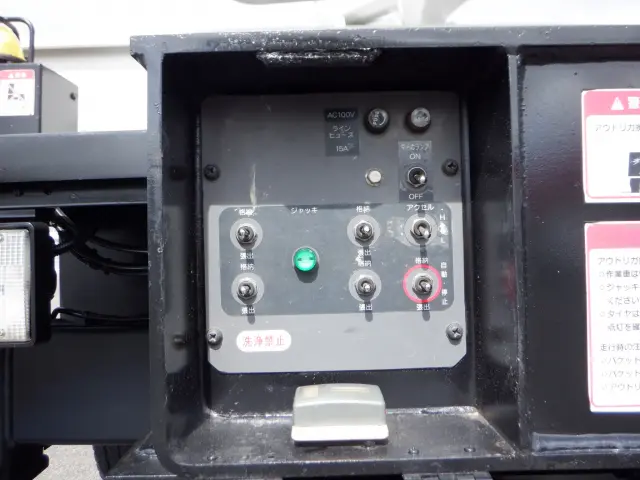 いすゞ エルフ BKG-NKR85N(2WD)の写真20