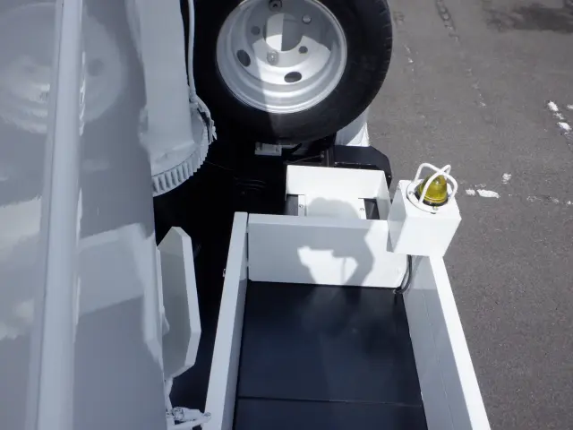 いすゞ エルフ BKG-NKR85N(2WD)の写真22