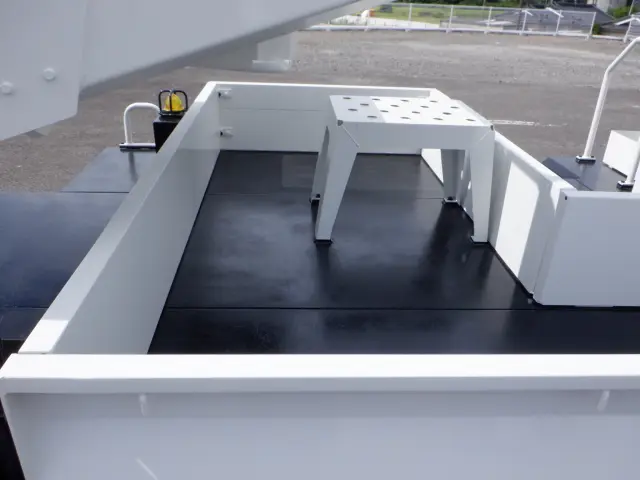 いすゞ エルフ BKG-NKR85N(2WD)の写真24