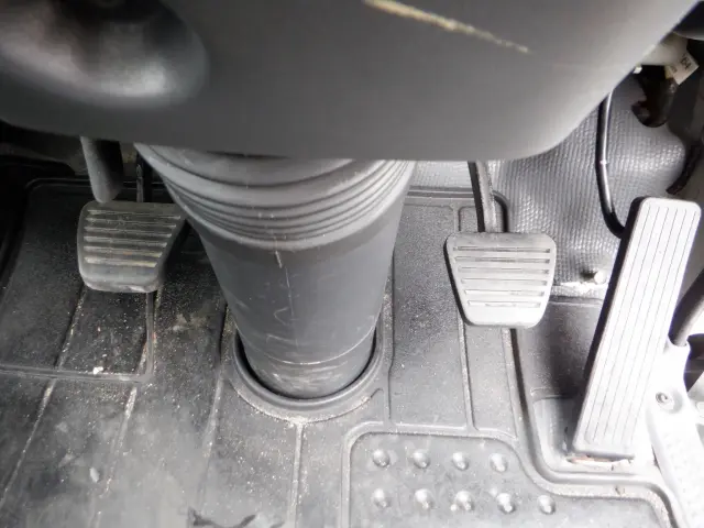 いすゞ エルフ BKG-NKR85N(2WD)の写真48