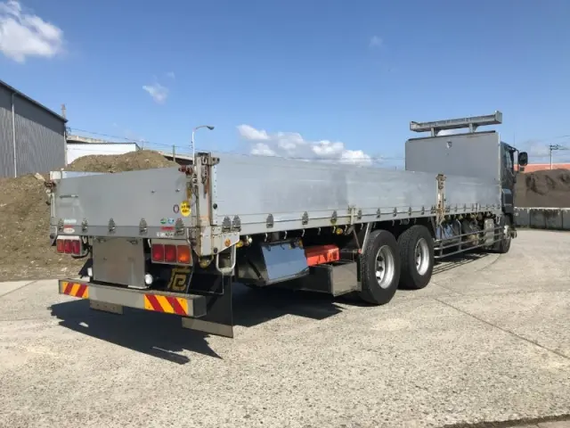 いすゞ ギガ QPG-CYL77B(6x2)の写真4