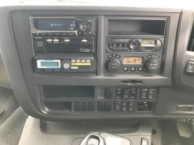 いすゞ ギガ QPG-CYL77B(6x2)の写真11