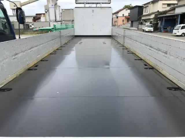 いすゞ ギガ QPG-CYL77B(6x2)の写真18