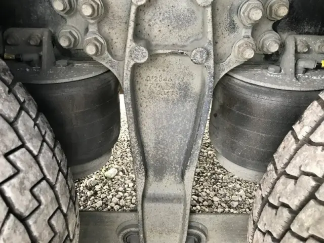 いすゞ ギガ QPG-CYL77B(6x2)の写真26