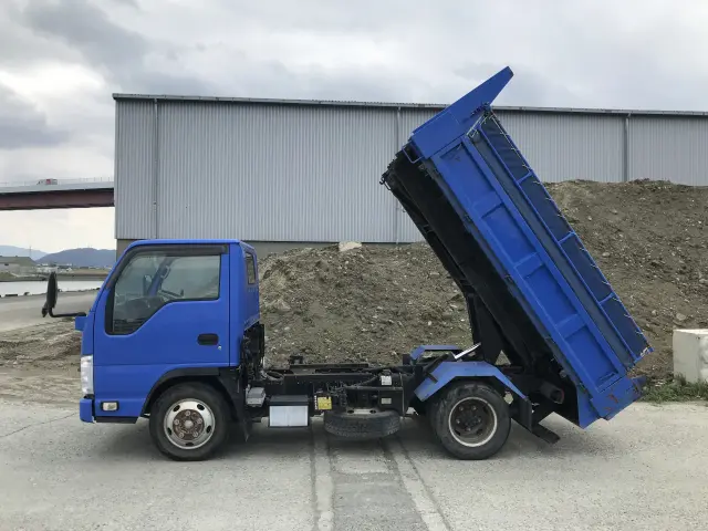 いすゞ エルフ BKG-NKR85AN(2WD)の写真5