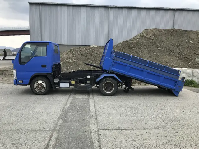 いすゞ エルフ BKG-NKR85AN(2WD)の写真6