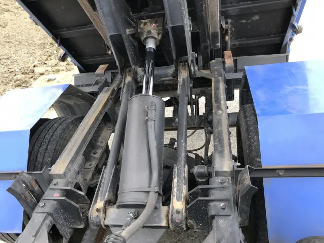 いすゞ エルフ BKG-NKR85AN(2WD)の写真24