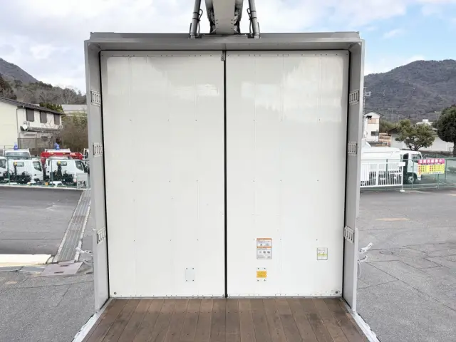 いすゞ ギガ 2PG-CYL77C(6x2)の写真15