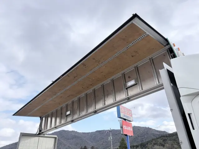 いすゞ ギガ 2PG-CYL77C(6x2)の写真17