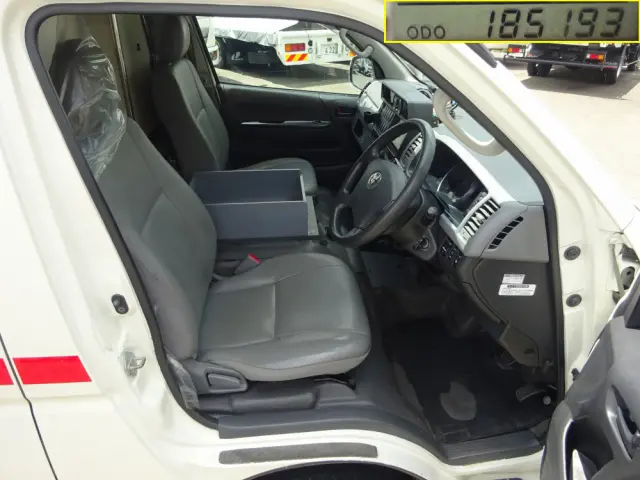 トヨタ ハイエース CBF-TRH226S(4WD)の写真4