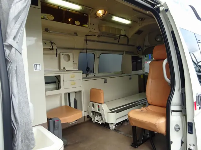 トヨタ ハイエース CBF-TRH226S(4WD)の写真12