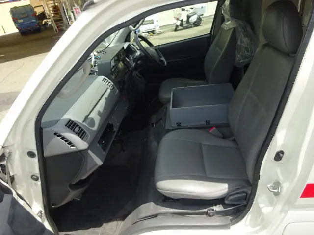 トヨタ ハイエース CBF-TRH226S(4WD)の写真34