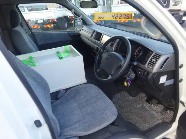 トヨタ ハイエース CBF-TRH221K(2WD)の写真4