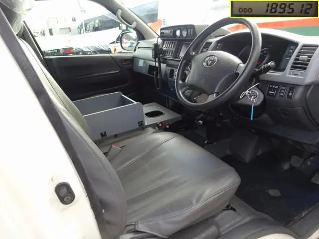 トヨタ ハイエース CBF-TRH226S(4WD)の写真4