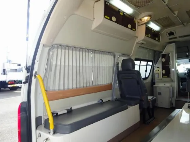 トヨタ ハイエース CBF-TRH226S(4WD)の写真12