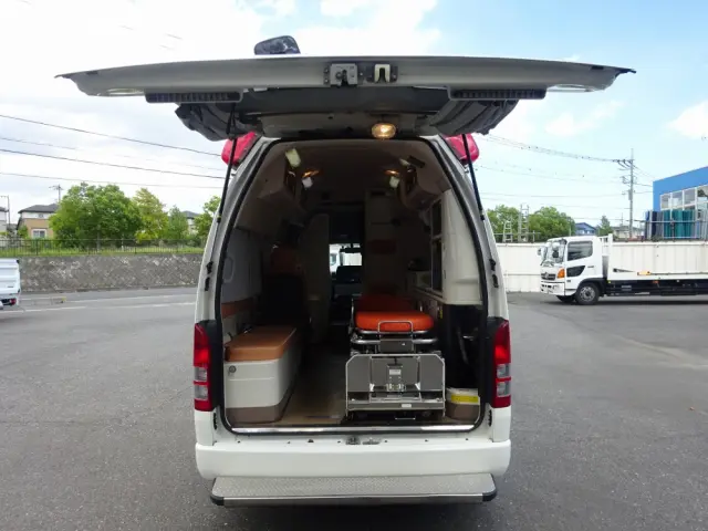 トヨタ ハイエース CBF-TRH226S(4WD)の写真3