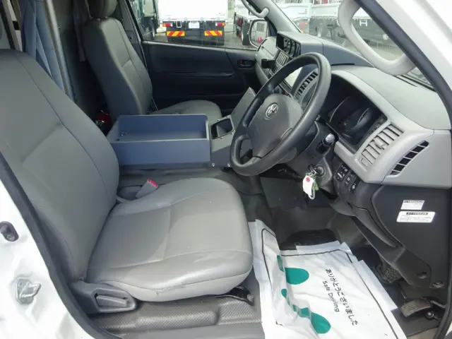トヨタ ハイエース CBF-TRH226S(4WD)の写真4
