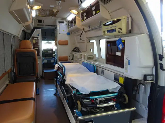 トヨタ ハイエース CBF-TRH226S(4WD)の写真12