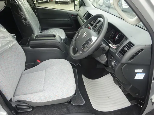 トヨタ ハイエースコミューター 3DF-GDH223B(2WD)の写真4