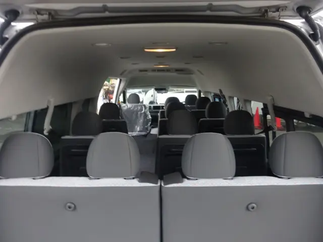 トヨタ ハイエースコミューター 3DF-GDH223B(2WD)の写真16