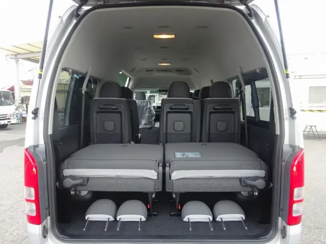 トヨタ ハイエースコミューター 3DF-GDH223B(2WD)の写真18