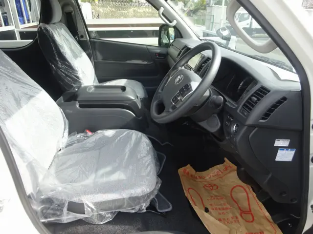 トヨタ ハイエースコミューター 3DF-GDH223B(2WD)の写真4