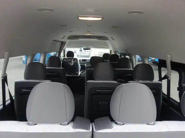 トヨタ ハイエースコミューター 3DF-GDH223B(2WD)の写真18