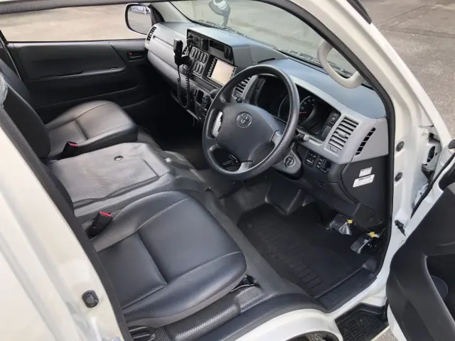 トヨタ ハイエース CBF-TRH226S(4WD)の写真4