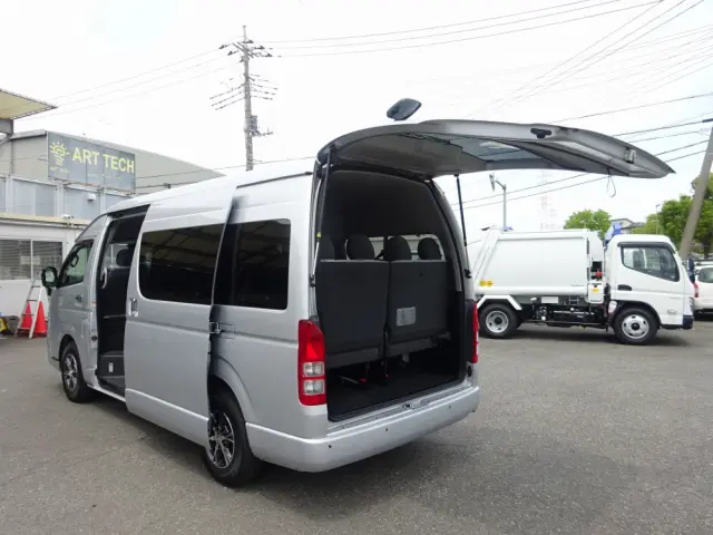 トヨタ ハイエースコミューター 3DF-GDH223B(2WD)の写真6