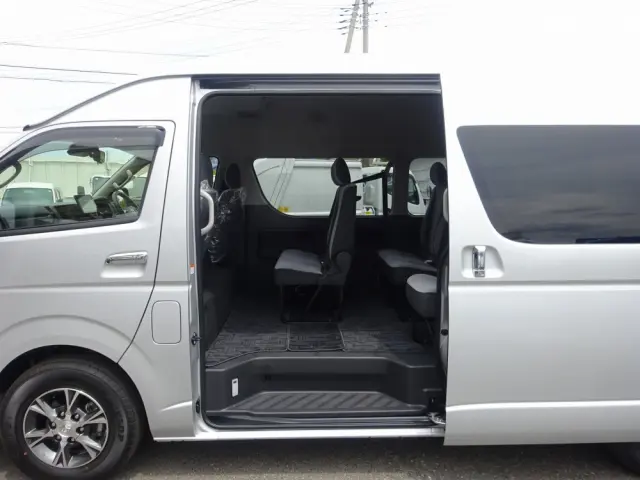 トヨタ ハイエースコミューター 3DF-GDH223B(2WD)の写真12