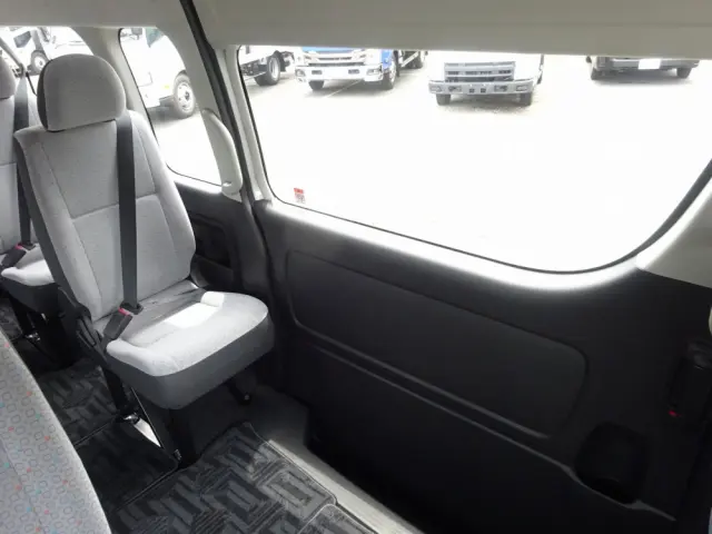 トヨタ ハイエースコミューター 3DF-GDH223B(2WD)の写真15