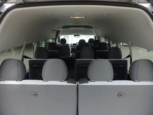 トヨタ ハイエースコミューター 3DF-GDH223B(2WD)の写真16