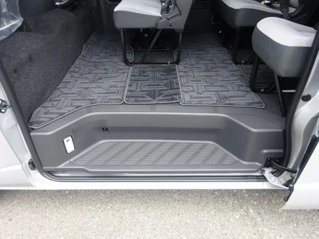 トヨタ ハイエースコミューター 3DF-GDH223B(2WD)の写真24