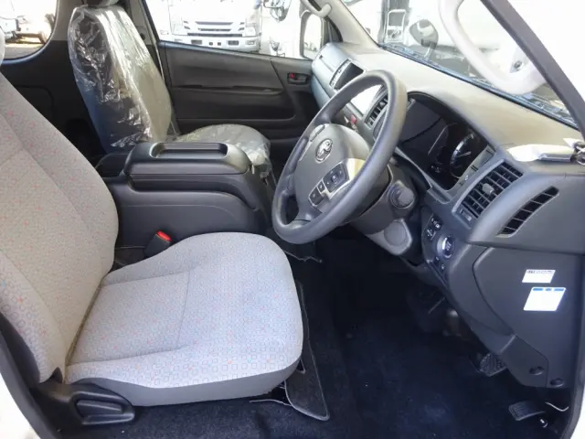 トヨタ ハイエースコミューター 3DF-GDH223Bの写真4