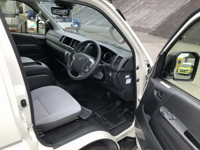 トヨタ ハイエースコミューター 3DF-GDH223B(2WD)の写真4
