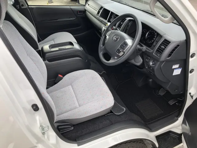 トヨタ ハイエースコミューター 3DF-GDH223B(2WD)の写真4