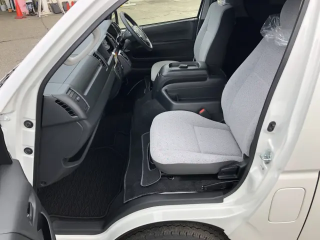 トヨタ ハイエースコミューター 3DF-GDH223B(2WD)の写真36