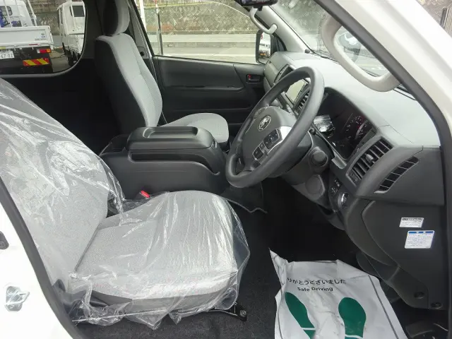 トヨタ ハイエースコミューター 3DF-GDH223B(2WD)の写真4