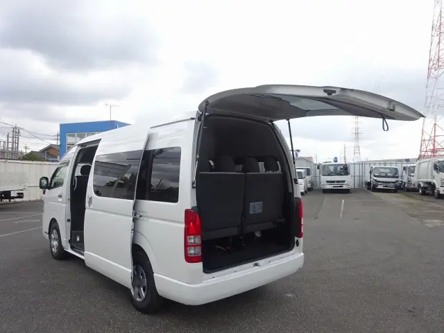 トヨタ ハイエースコミューター 3DF-GDH223B(2WD)の写真6
