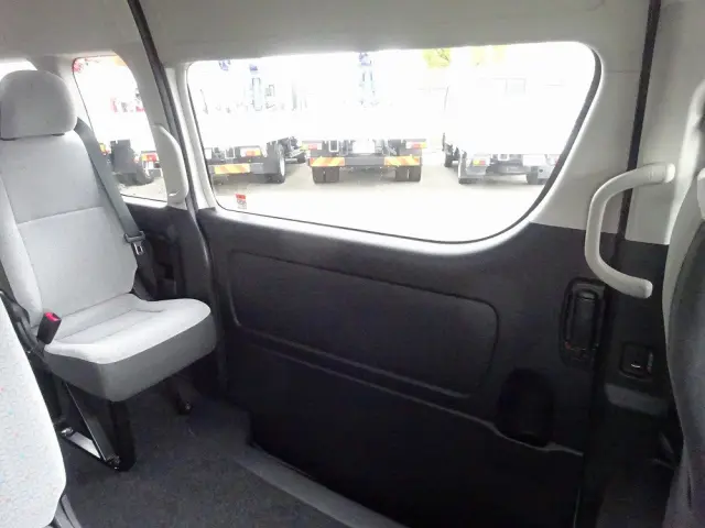 トヨタ ハイエースコミューター 3DF-GDH223B(2WD)の写真15